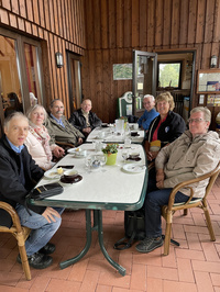 Mitglieder des Gemeindekirchenrates Hasport-Annenheide bei einer Mahlzeit beim Teambildingtag in Dötlingen 2021 