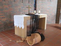 zerbrochener Tontopf vor dem Altar im St. Johannes Haus in Hasport Annenheide zu Karfreitag 2021