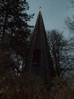 Lichterketten schmücken den Glockenturm von St. Johannes Hasport-Annenheide