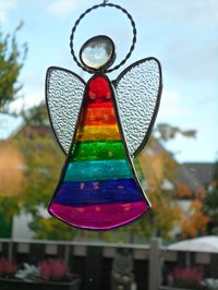 Engelsfigur aus Glas in Regenbogenfarben, Fensterbild 