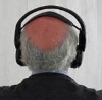 Menschlicher Kopf mit Glatze und Kopfhörern