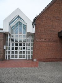 Schriftzug "Erlöserkirche" und glasüberdachter Zwischenbau zu den Gemeinderäumen der Baptisten in Delmenhorst.