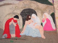 Stickbild Frauen vor einer Grabhöhle, eine davon hat den Leichnam Jesu auf dem Schoß