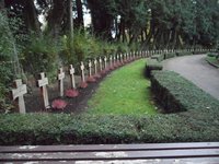 Grabanlage mit Steinkreuzen und Heidebepflanzung davor für die Opfer unter den Soldaten