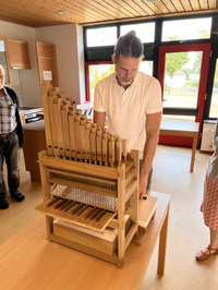 Kreiskantor Torsten Ahlrichs mit einem Modell einer Pfeifenorgel zum "selbstbauen" - Anschauungsmodell anlässlich des Orgeljubiläums in St. Johannes am 30. Okt. 2022 