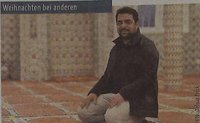 Muslimischer Mann in der Moschee in knieender Haltung