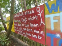 Banner am Zaun des Jugendhauses: Die Freiheit eines Menschen liegt nicht darin, dass er tun kann was er will, sondern darin, dass er nicht tun muss was er nicht will.