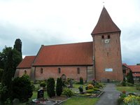 Die Pankratiuskirche in Stuhr dominiert den Friedhof