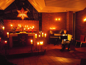 Kirchraum im Johanneshaus mit weihnachtlichem Kerzenschmuck 